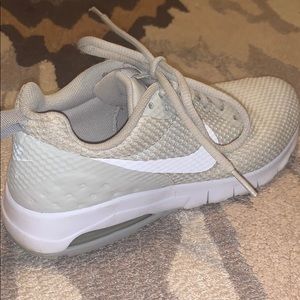 NIKE AIR MAX MOTION